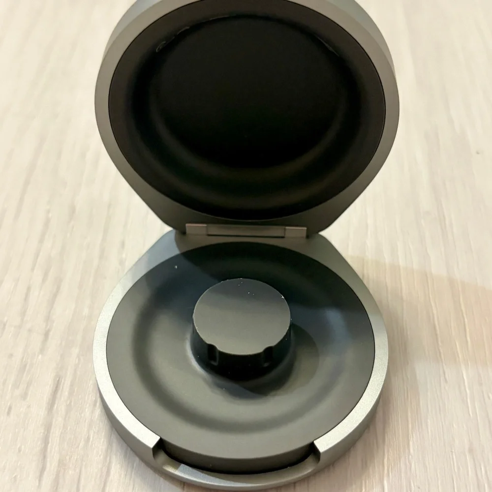 Oura Ring 4 — Brushed Silver, Size 8 With Wireless Charger